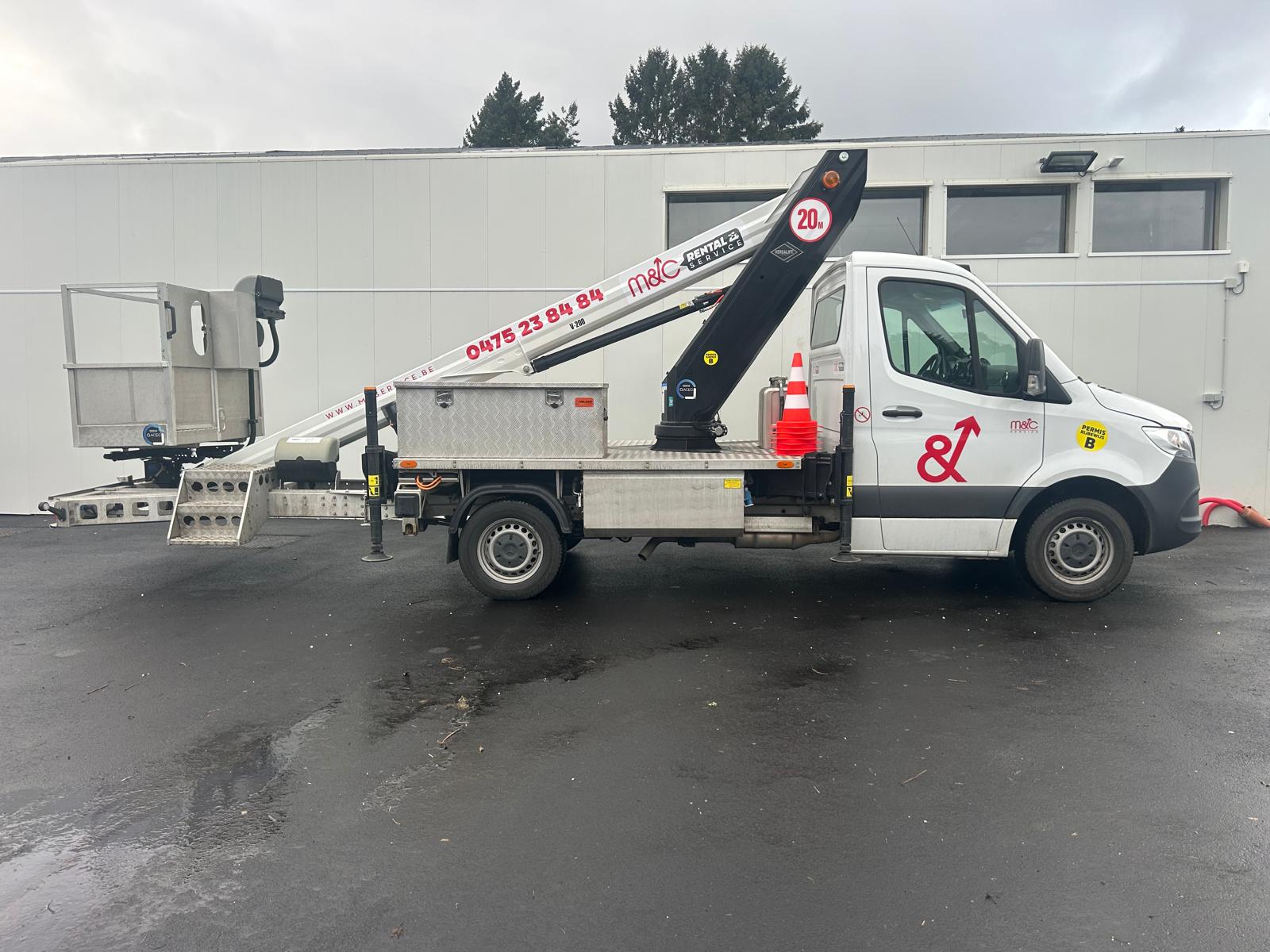 WhatsApp Image 2026-02-11 at 07.58.27 Nacelles a louer | M&C Services ☎ 0475 23 84 84 | Location de nacelles dans la région de Merchtem ✅ de 17 à 32 mètres ✅ permis B ✅ prix à partir de 200€