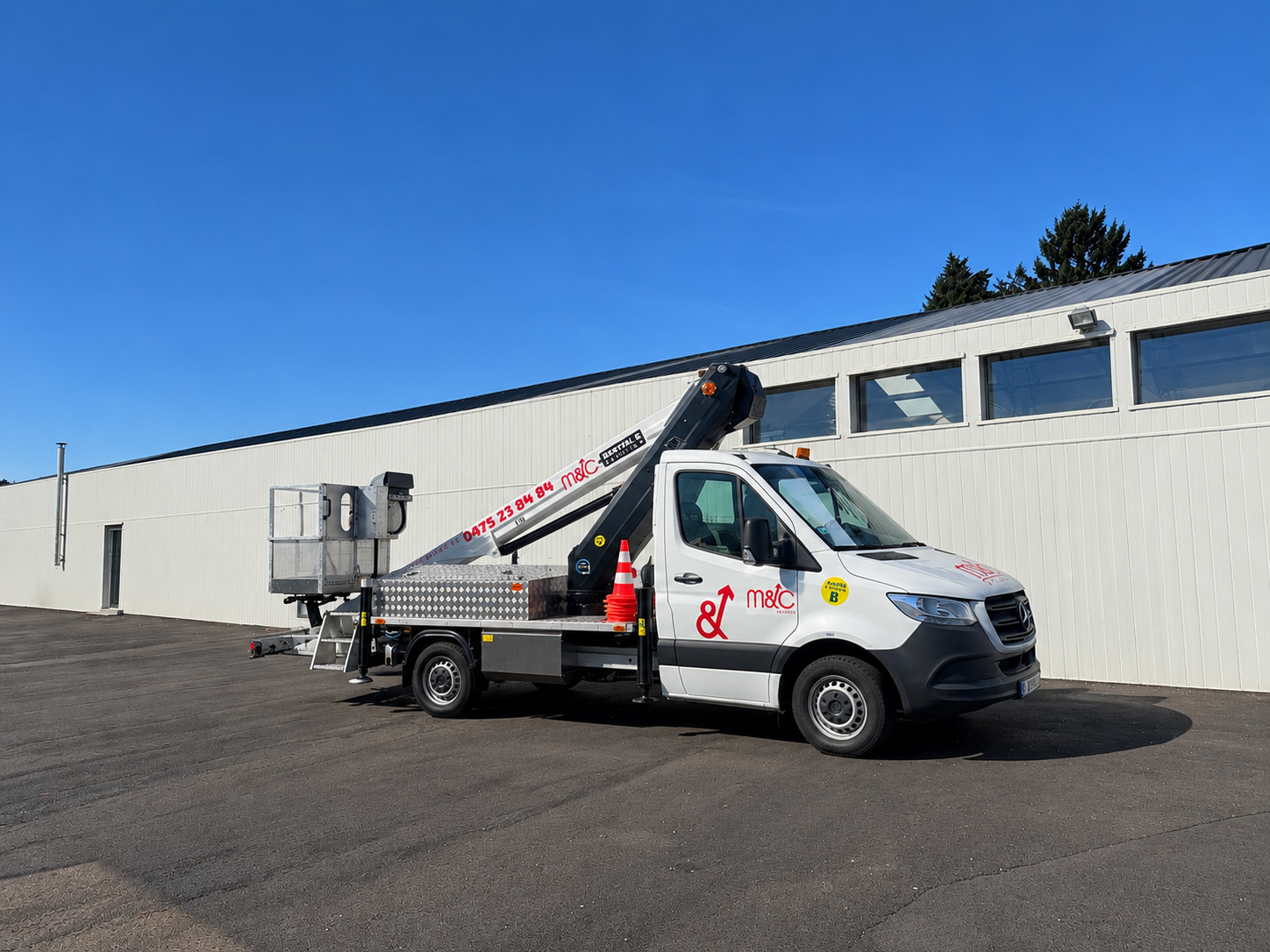 Nacelles a louer | M&C Services ☎ 0475 23 84 84 | Location de nacelles dans la région de Merchtem ✅ de 17 à 32 mètres ✅ permis B ✅ prix à partir de 200€